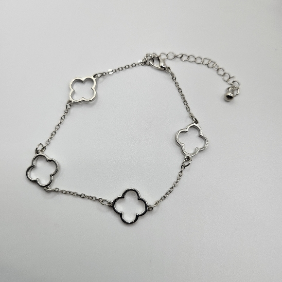 Fashion Jewelry Jewelry - 🆕️Hallow out four leaf clover flower chain pendant bracelet.